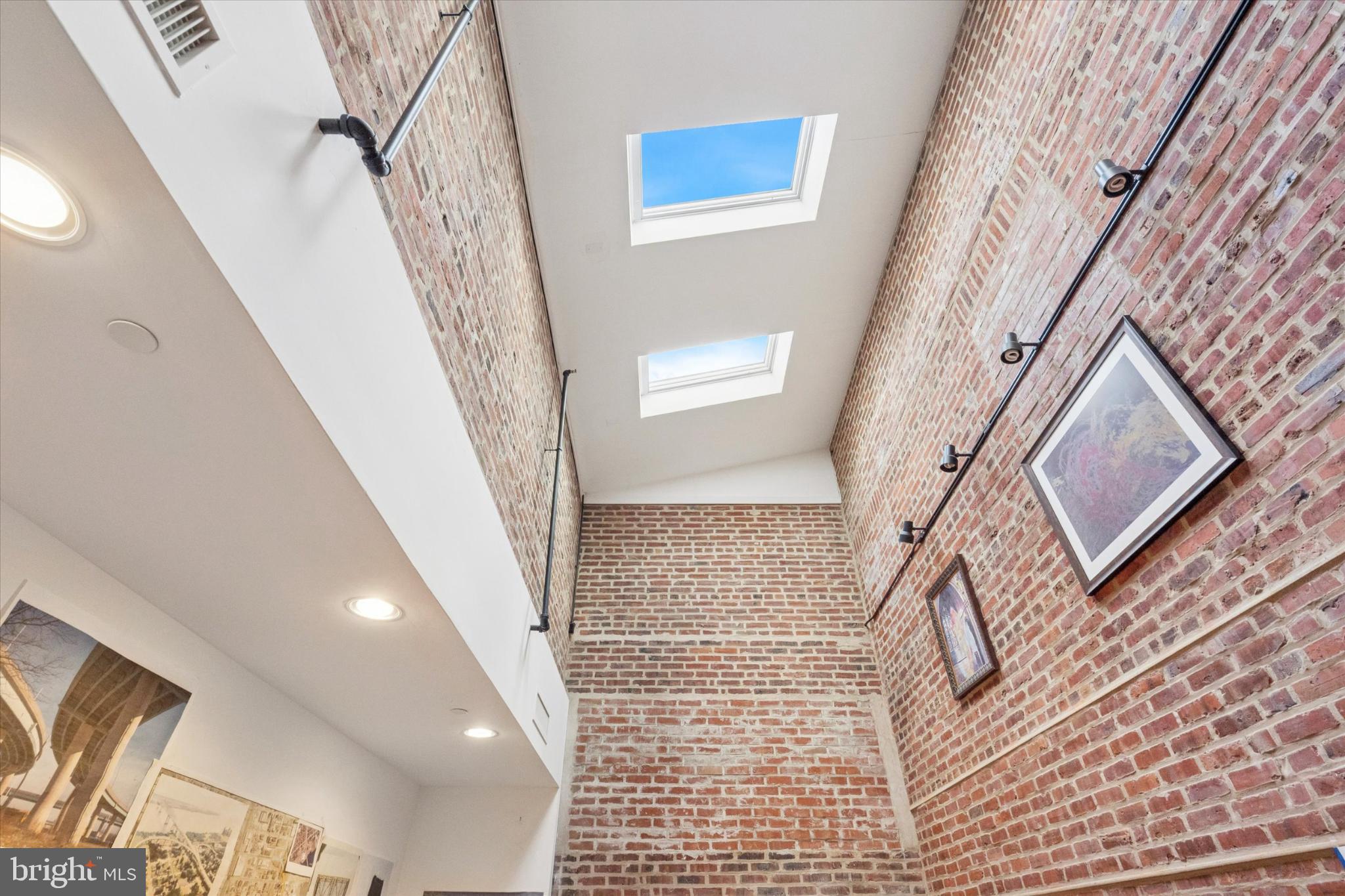 CANALS END - Commercial Sale