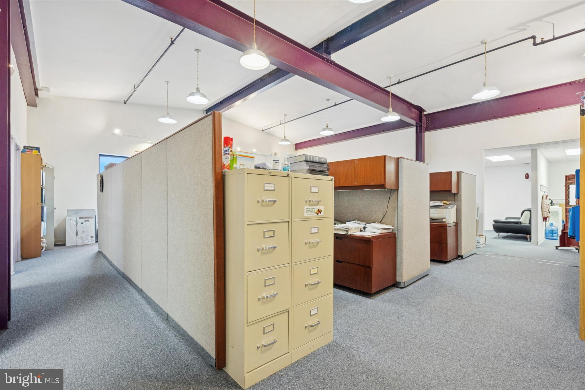 CANALS END - Commercial Sale