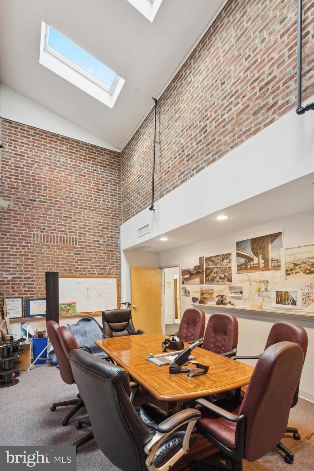 CANALS END - Commercial Sale