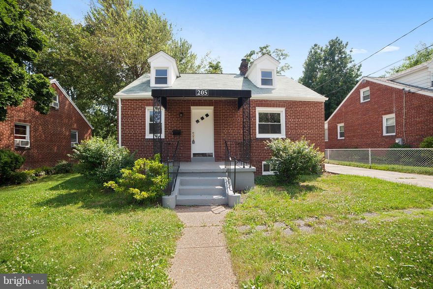 COMPLETE MAKEOVER: THIS 4BDR 3 BA PROPERTY LOCATED WITH GREAT SIZE BACKYARD. HAVE NEW WINDOWS, NEW ROOF. HARDWOOD FLOOR. SPECTACULAR KITCHEN WITH GRANITE AND MOSAIC TILE.  NEW BATH ROOMS WITH CERAMIC TILE. FENCED BACKYARD. BRAND NEW A/C SYSTEM. Please WATCH TOUR VIDEO.