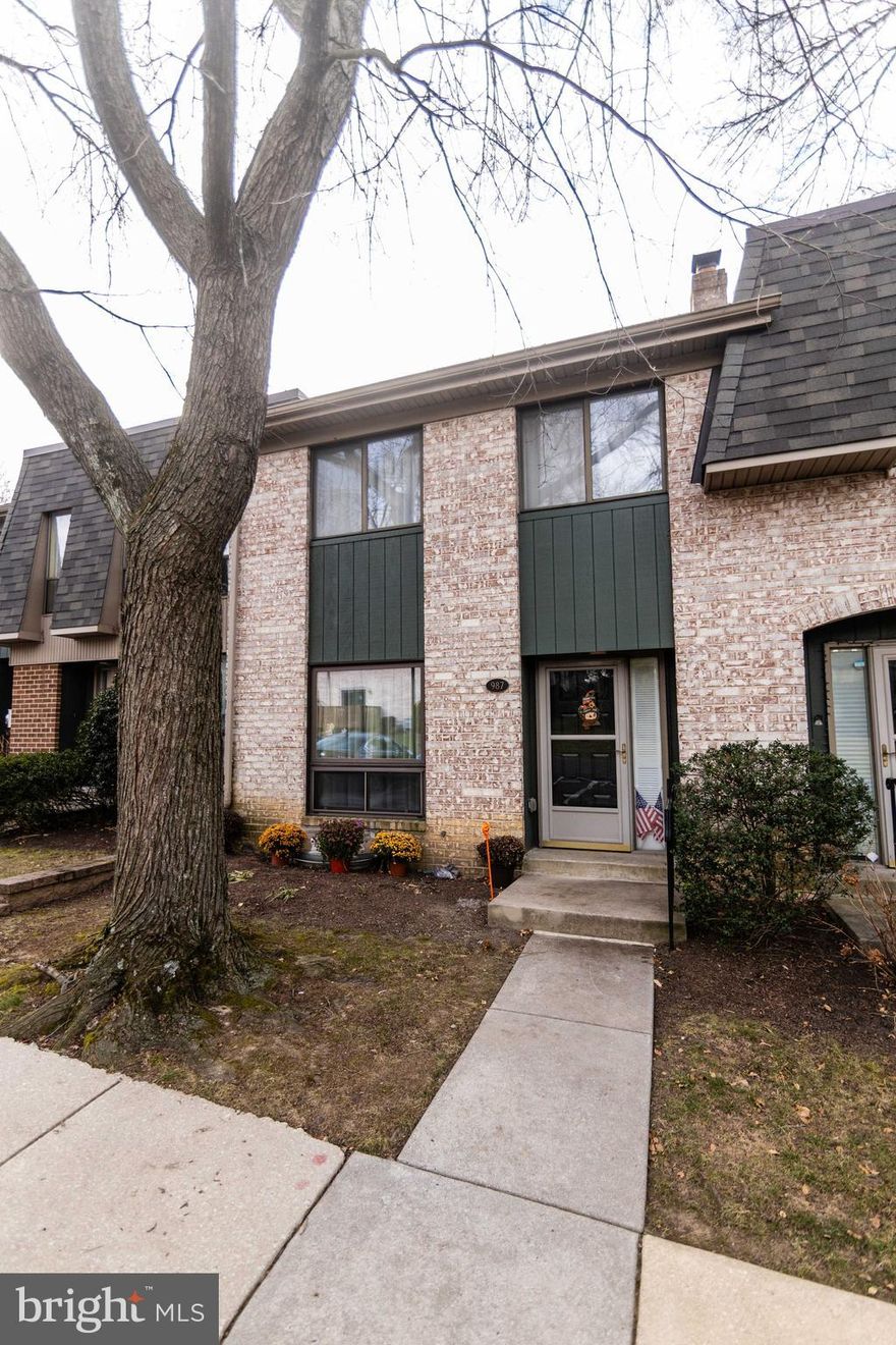 Welcome to 987 Putnam Blvd. in lovely Putnam Village.   This unique 3 bedroom, 2.5 bath townhome is awaiting your finishing touches.   The HOA fee covers exterior maintenance, water, sewer, a community pool, and clubhouse. This home is located near shopping, dining, pubic transportation and is an easy drive to Media and Philadelphia, as well.