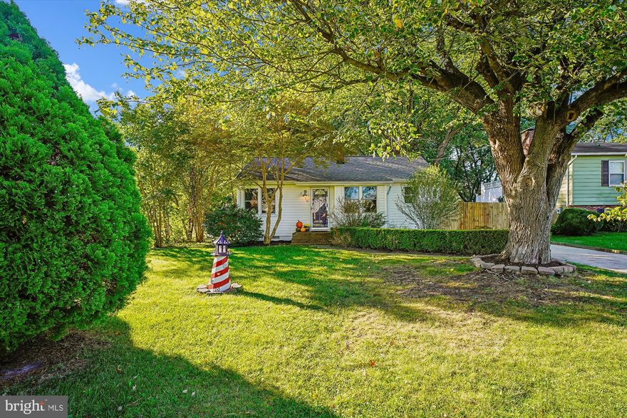 OPEN House this Saturday 11/1/25 9-11am! Discover this charming 2-bedroom, 1-bath home in Harbor View featuring beautiful wood floors, a brand-new roof, updated windows, and a spacious rear deck overlooking a large fenced backyard—perfect for relaxing or entertaining while enjoying the Island lifestyle. Ideally located near restaurants, shopping, and easy access to Route 50 for commuting. Come See!