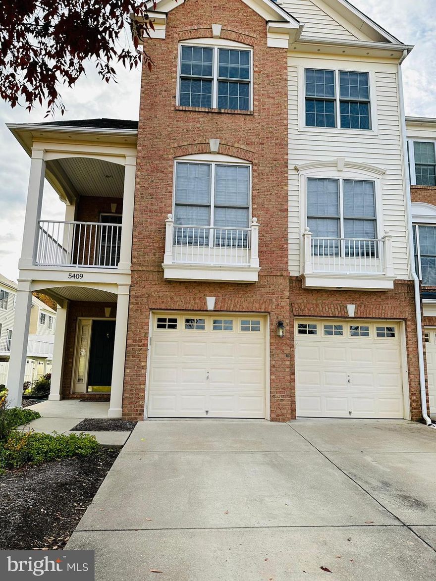 MUST SEE SPACIOUS TOWN HOME IN THE HEART OF FAIRWOOD. 3 BED, 2 BATH, 2 HALF BATH. CERAMIC FLOORS. FULLY REFURBISHED KITCHEN, OPEN CONCEPT LIVING ROOM. SS APPLIANCES. WALKING DISTANCE FROM SAFEWAY, GOLD'S GYM. SPACIOUS 2 CAR GARAGE AND DRIVEWAY. GREAT COMMUNITY AMENITIES INCLUDING POOL. WILL GO FAST, GET IN WHILE YOU CAN.