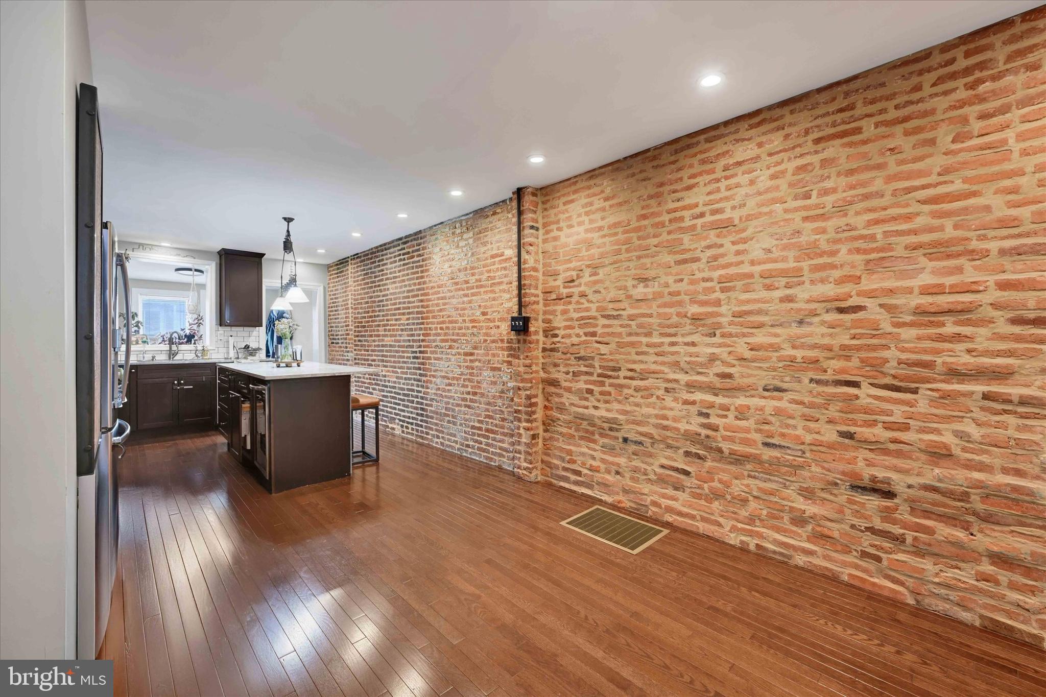 LOCUST POINT - Residential