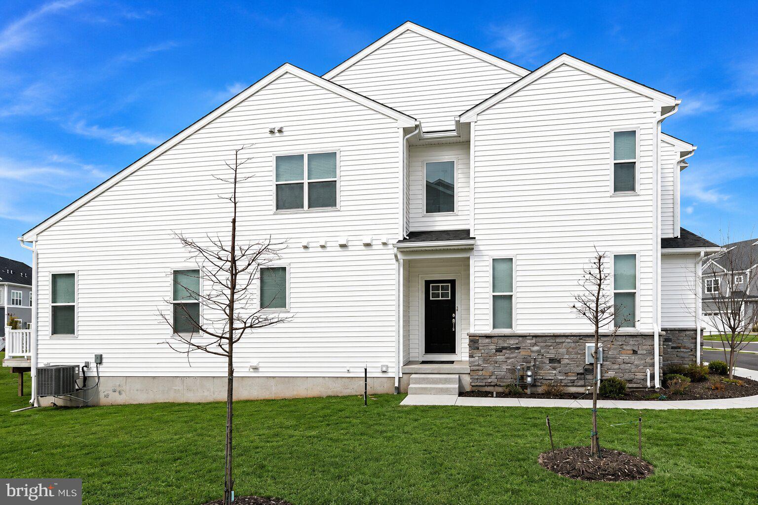 10 LADBROKE DRIVE