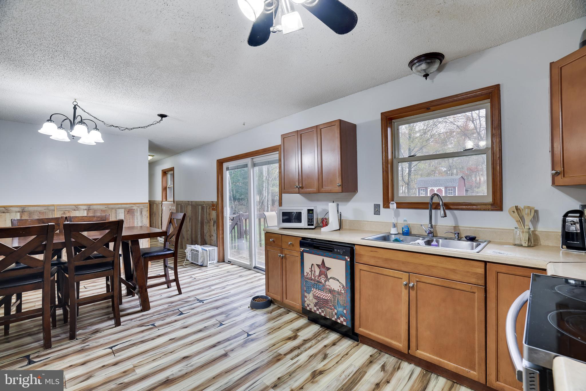 EMERALD LAKES - Residential