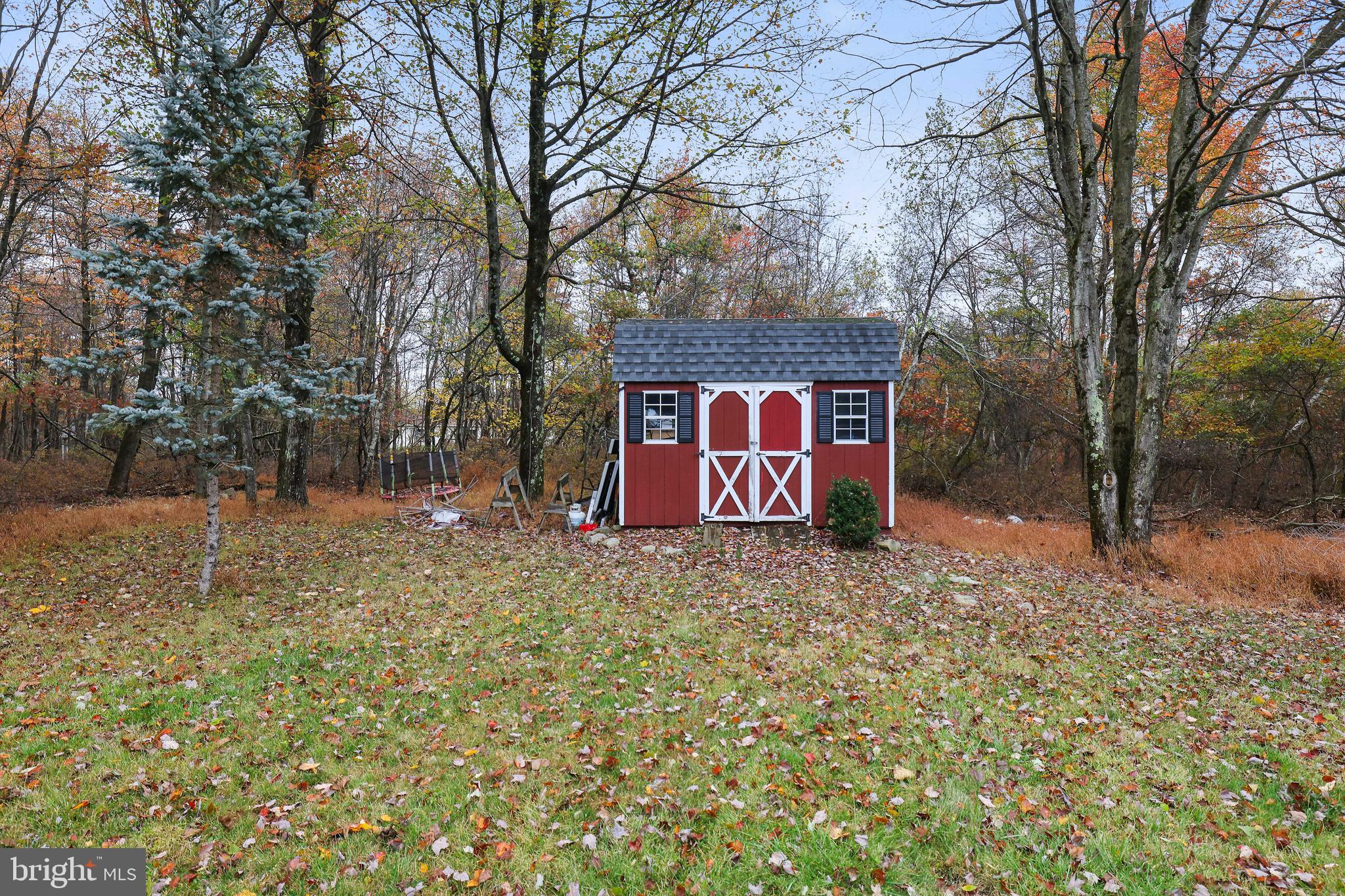 EMERALD LAKES - Residential