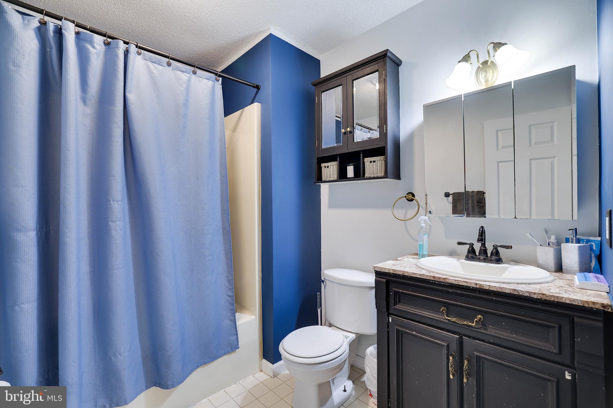 EMERALD LAKES - Residential