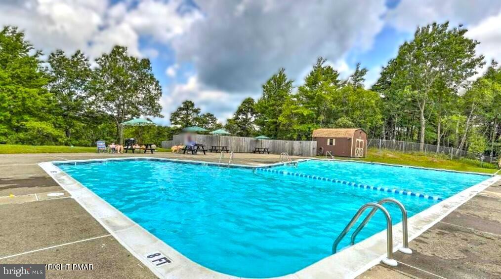 EMERALD LAKES - Residential