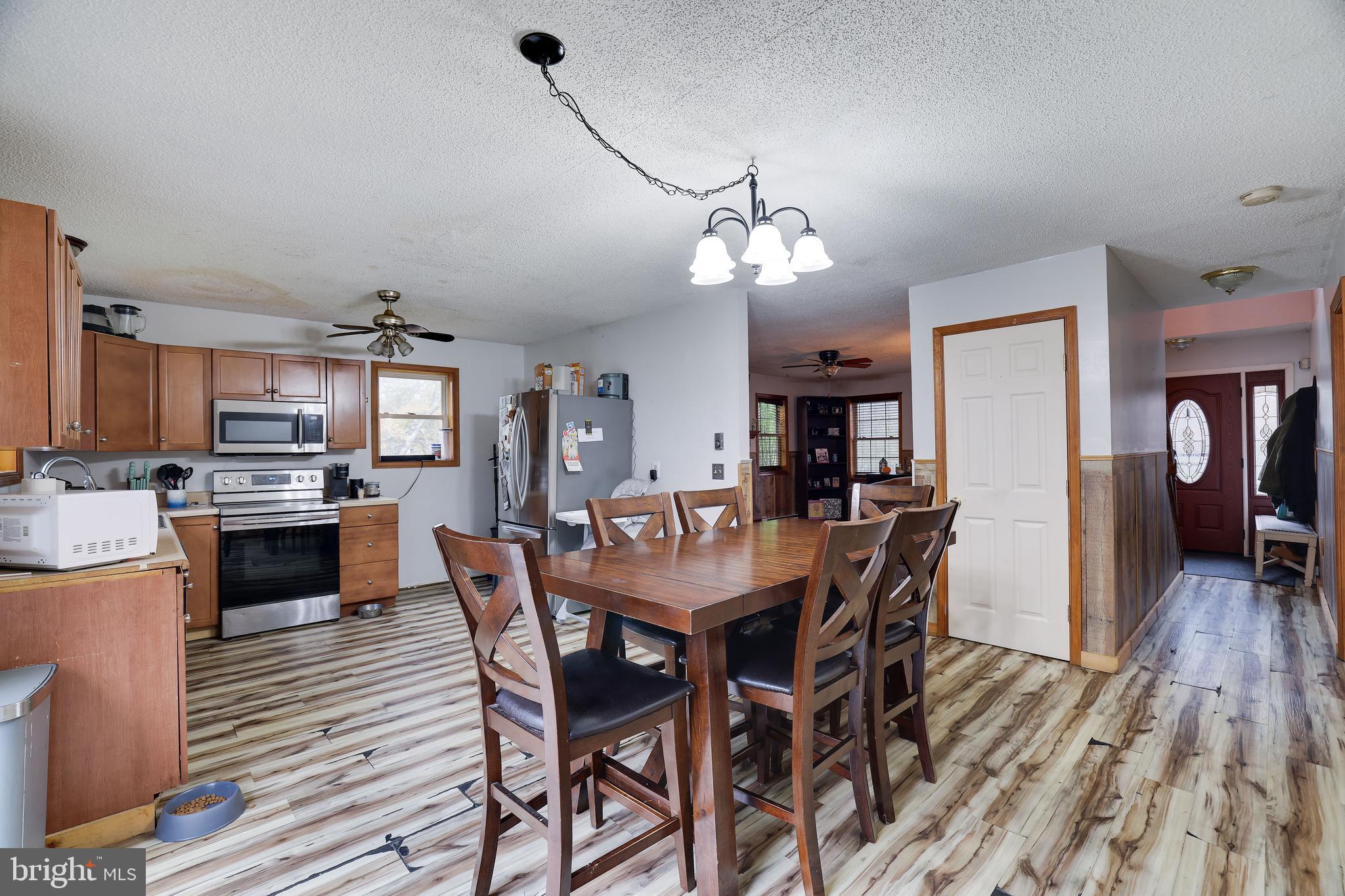 EMERALD LAKES - Residential