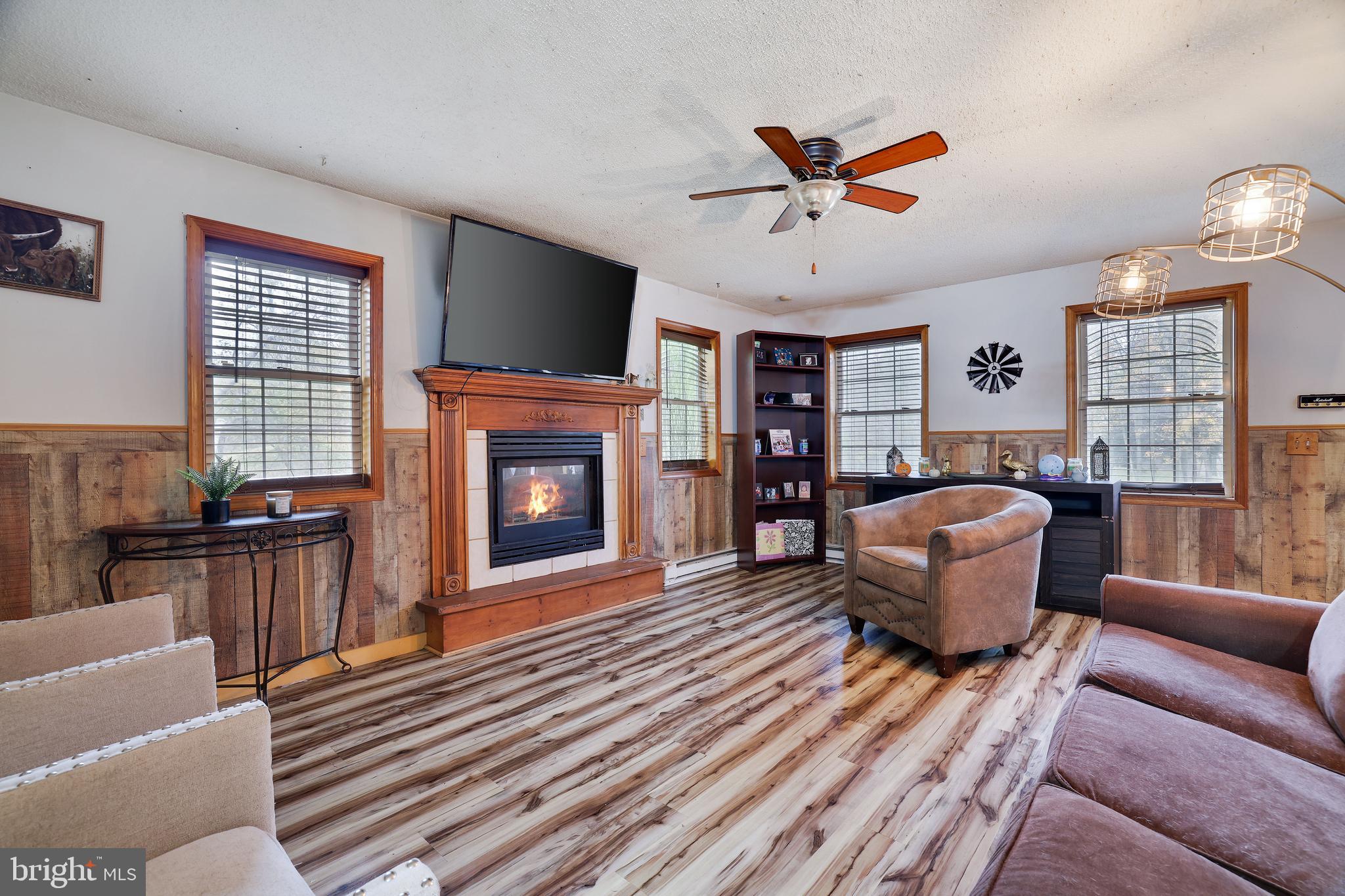 EMERALD LAKES - Residential