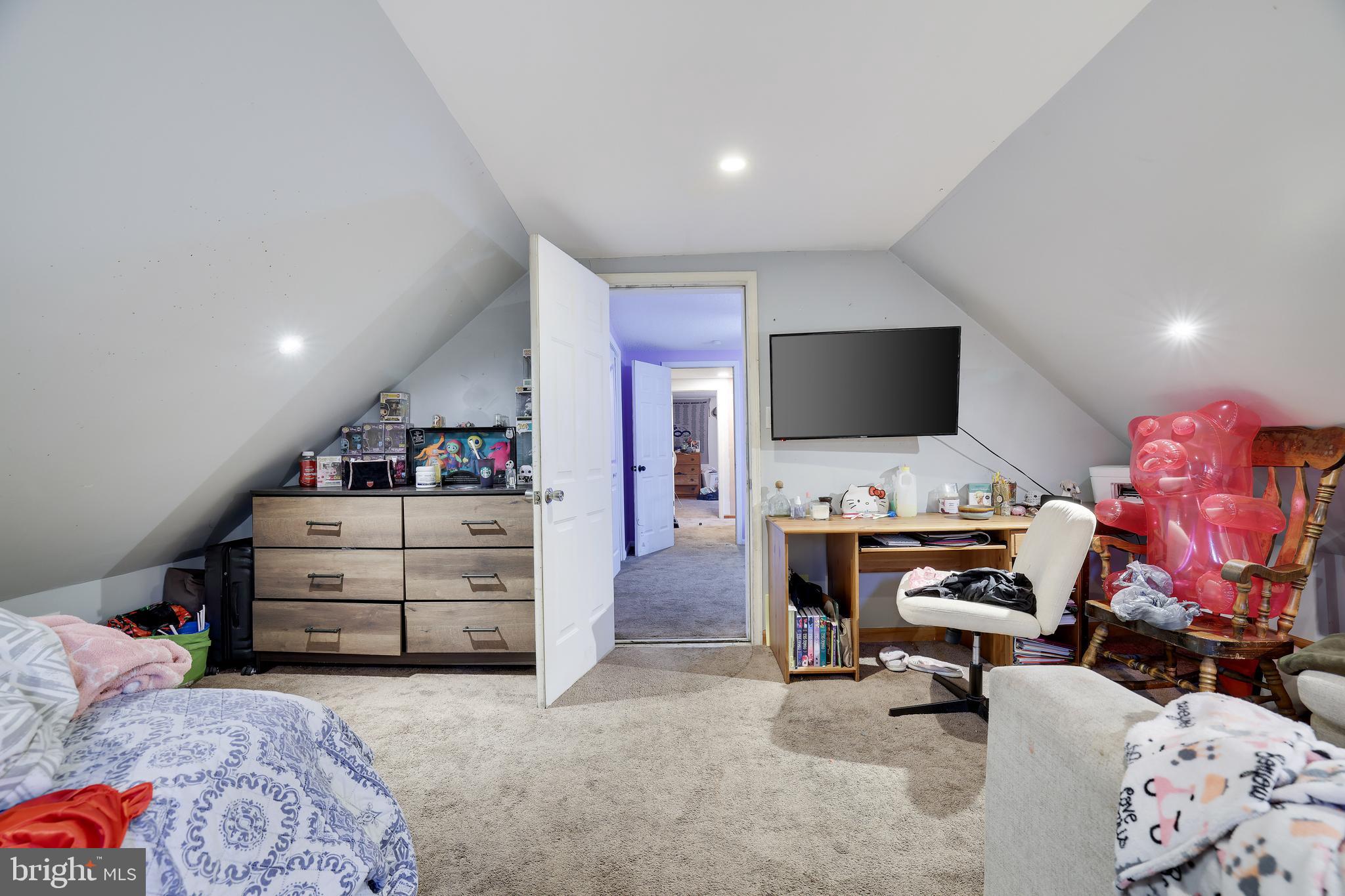 EMERALD LAKES - Residential