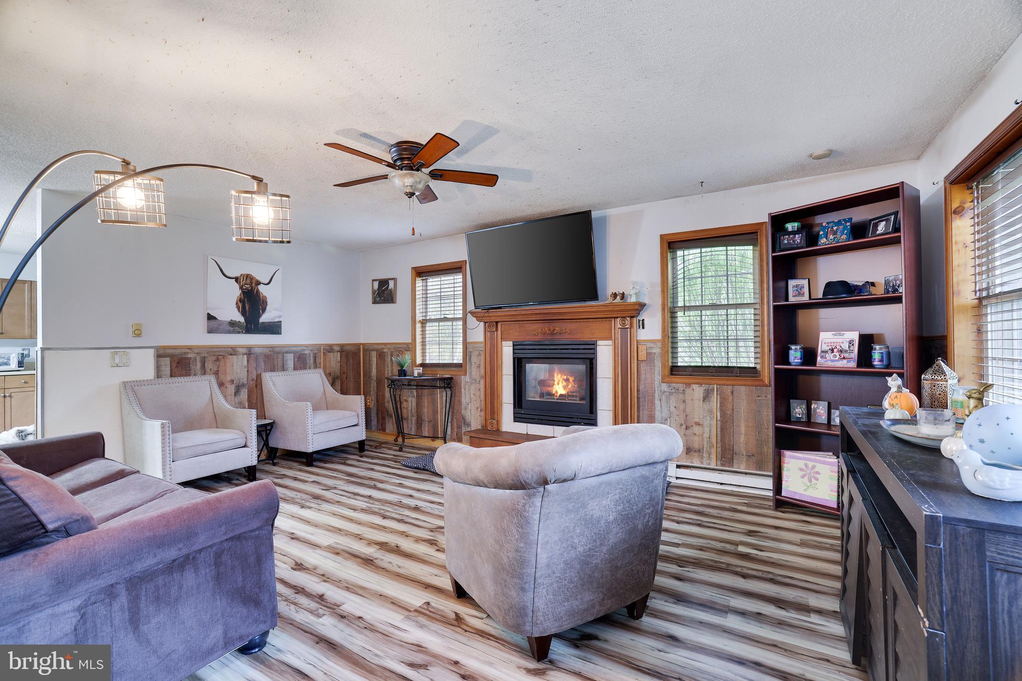 EMERALD LAKES - Residential