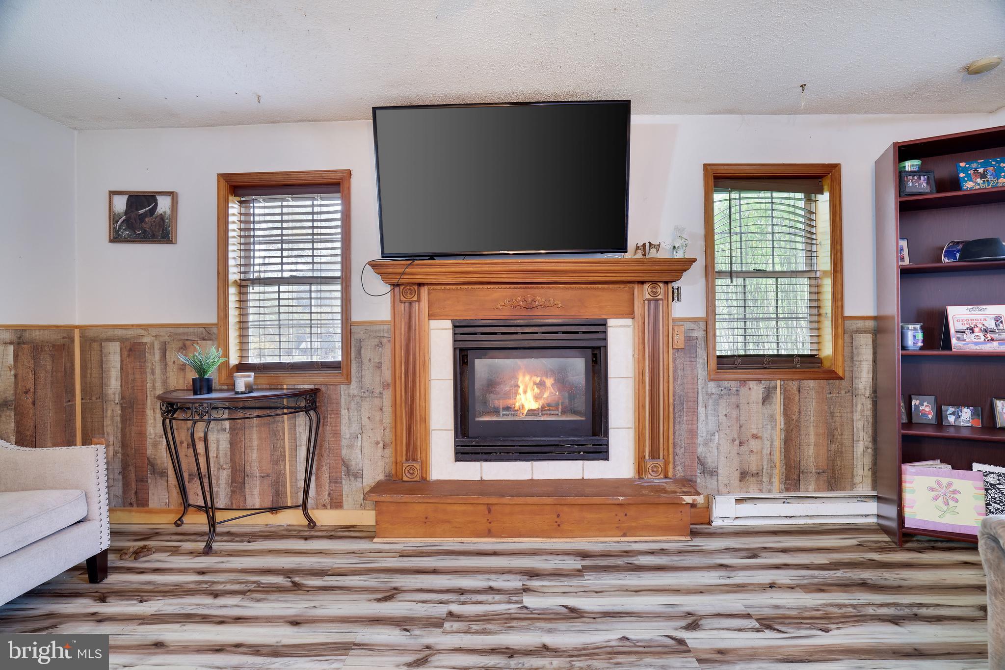 EMERALD LAKES - Residential