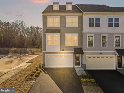 24177 Thurso Square, Sterling, VA MLS: VALO2090548