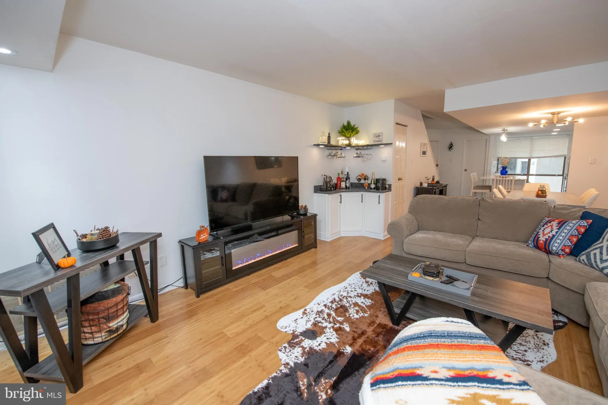 Philadelphia, Pennsylvania 19128, United States, 2 Bedrooms Bedrooms, ,3 BathroomsBathrooms,Residential,Pending,234758