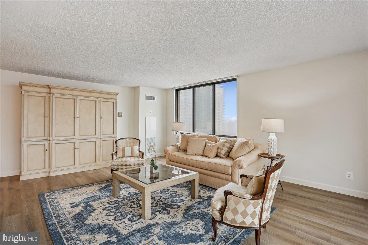 PROMENADE TOWERS - Residential