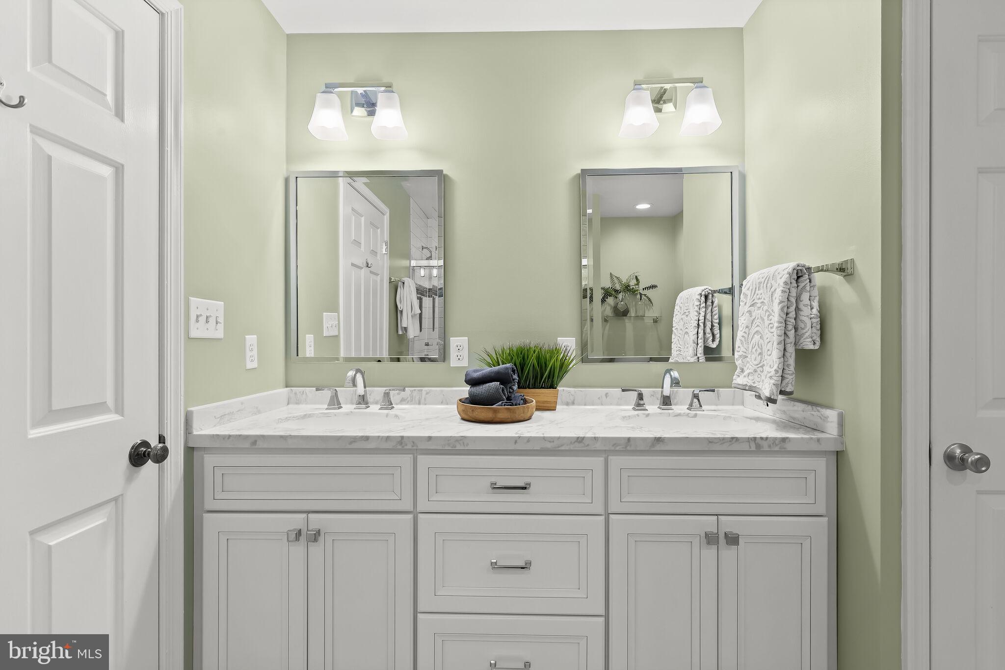 HOLLY KNOLL - Residential