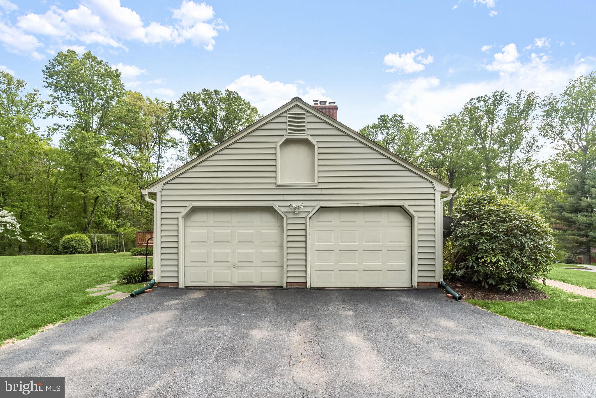 HOLLY KNOLL - Residential