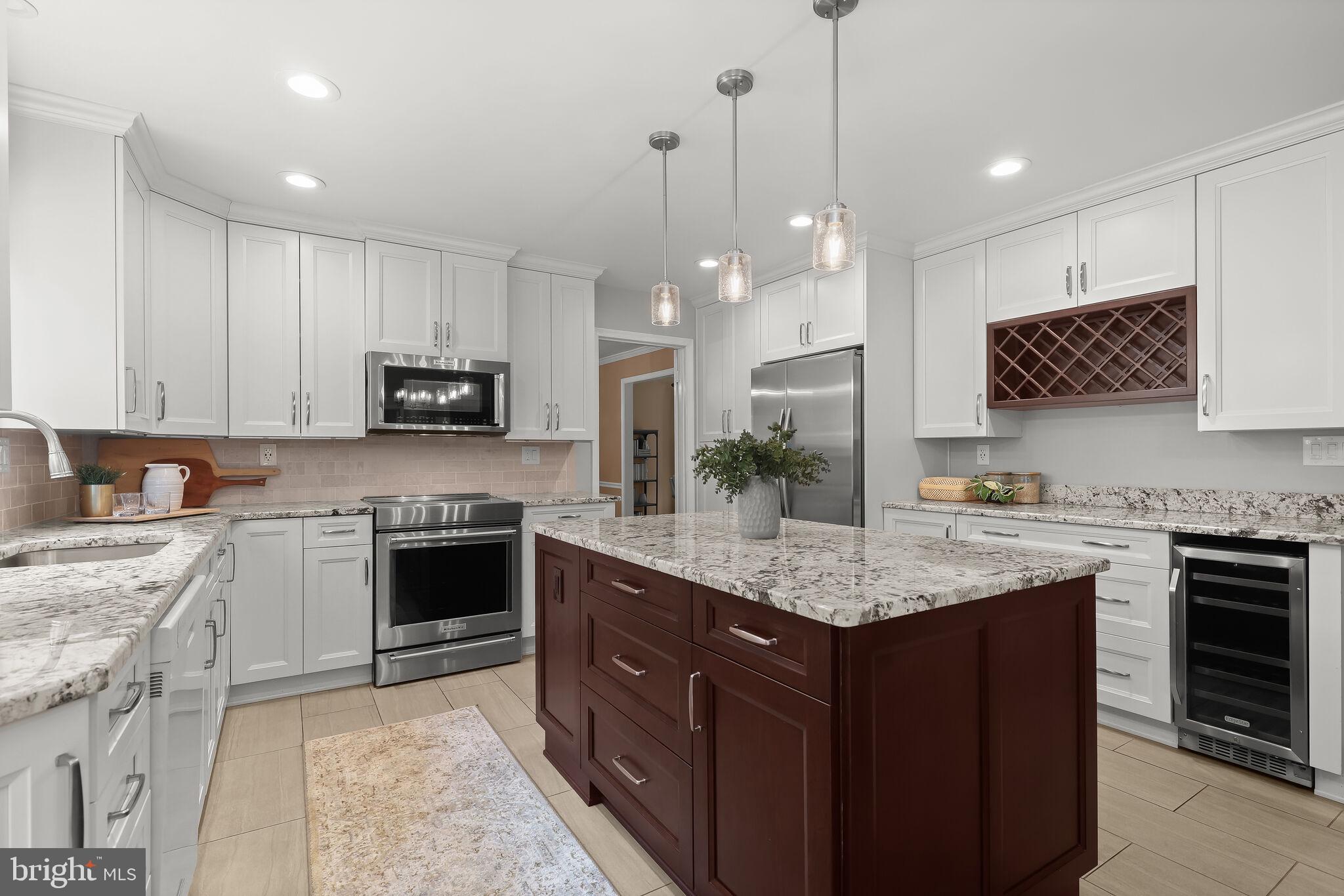 HOLLY KNOLL - Residential