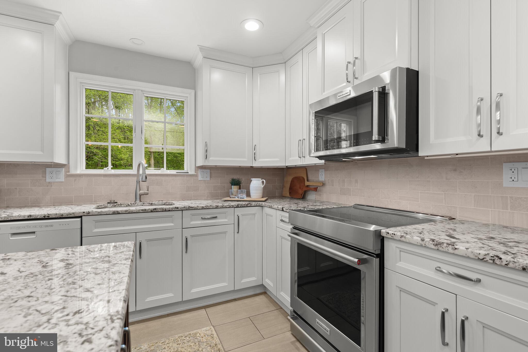 HOLLY KNOLL - Residential