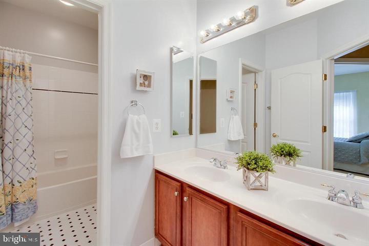 SIGNATURE AT BROADLANDS - Residential Lease