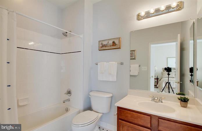 SIGNATURE AT BROADLANDS - Residential Lease