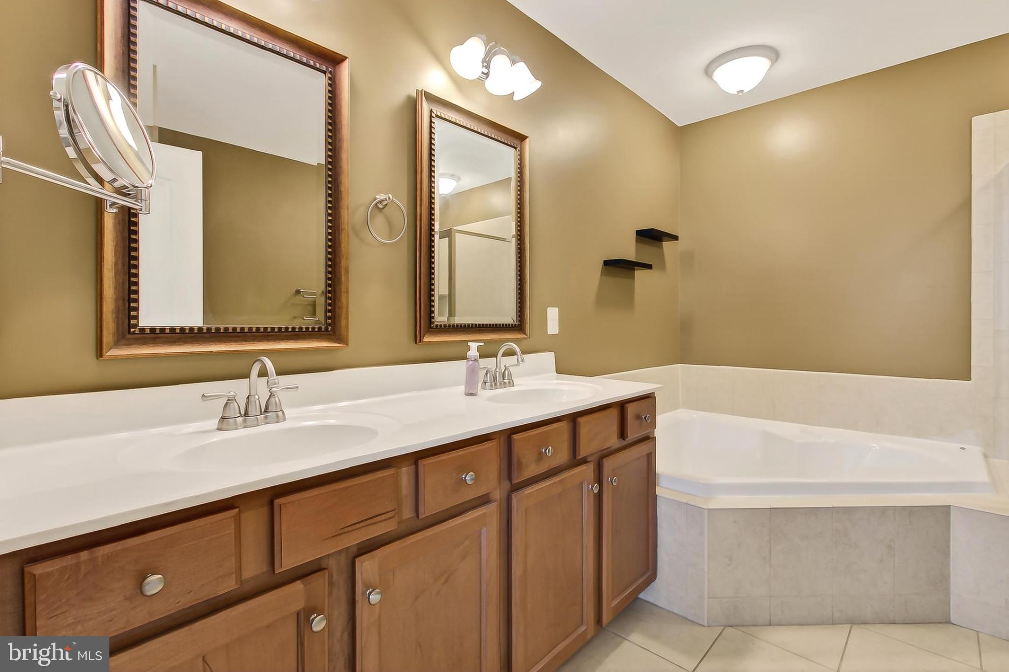 LANSDOWNE TOWN CENTER CONDOS - Residential