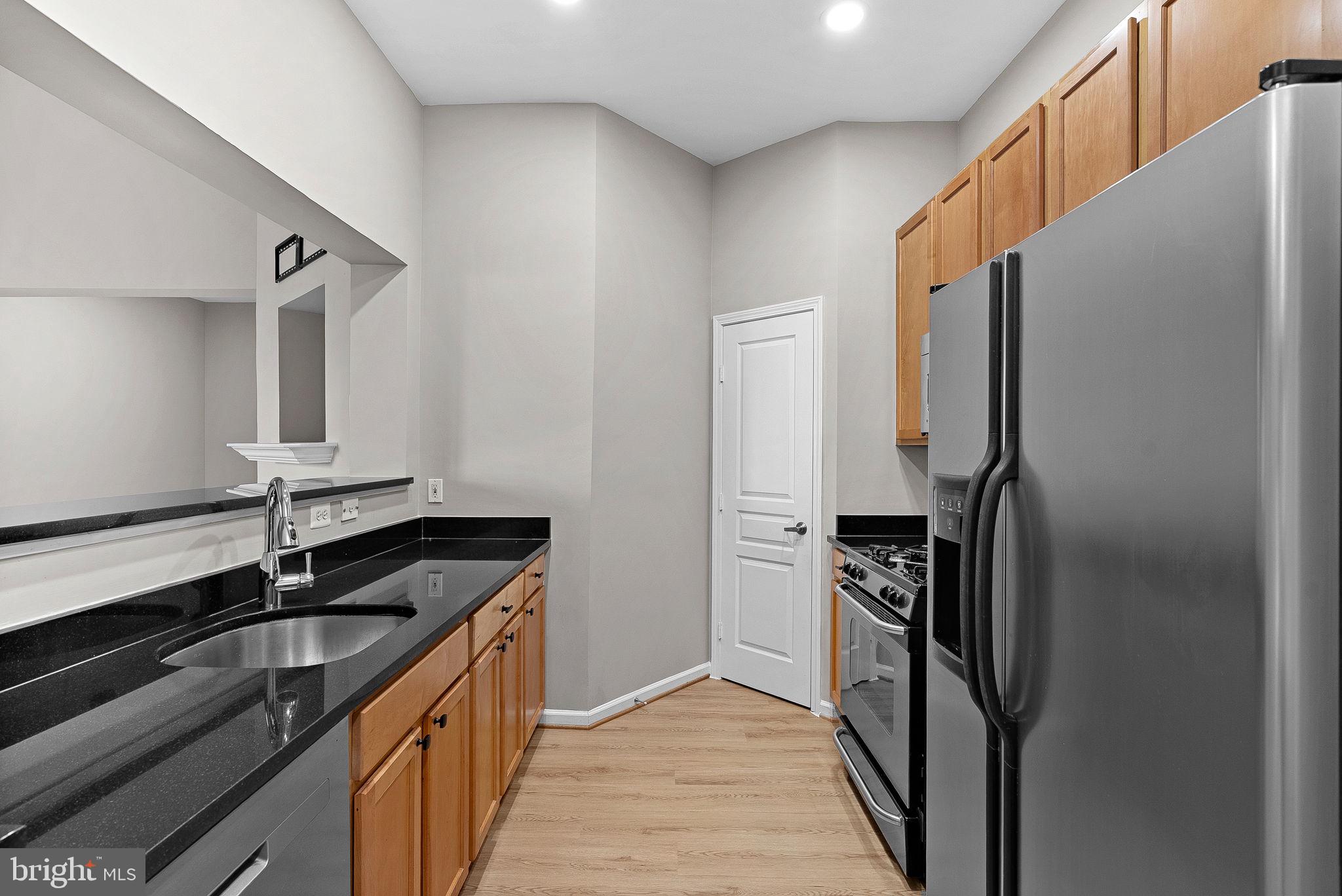 SAVOY AT RESTON TOWN CENTER - Residential