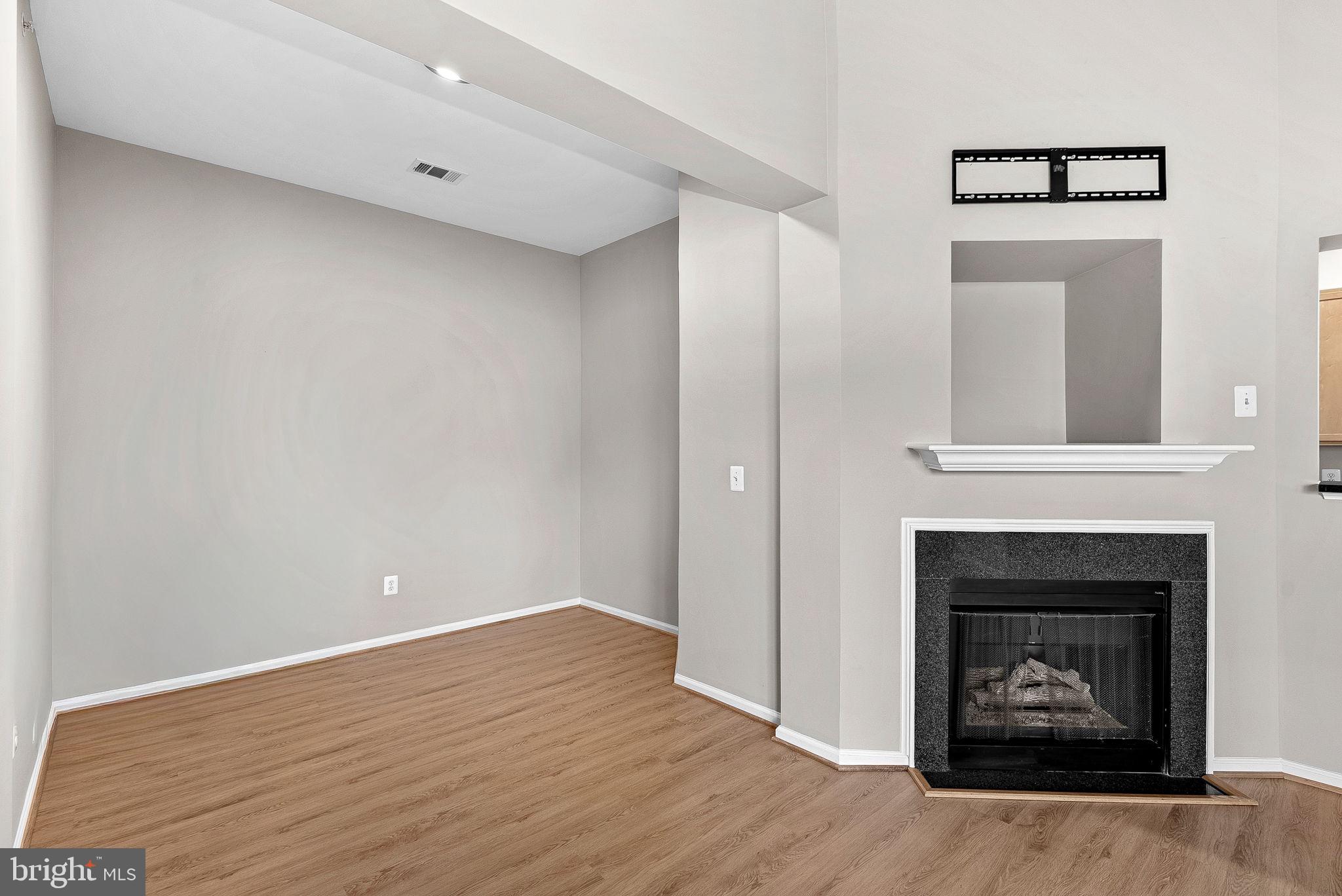 SAVOY AT RESTON TOWN CENTER - Residential