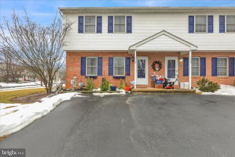 Townhouse For Sale - 119 Carriage Drive<br/> WERNERSVILLE, PA 19565