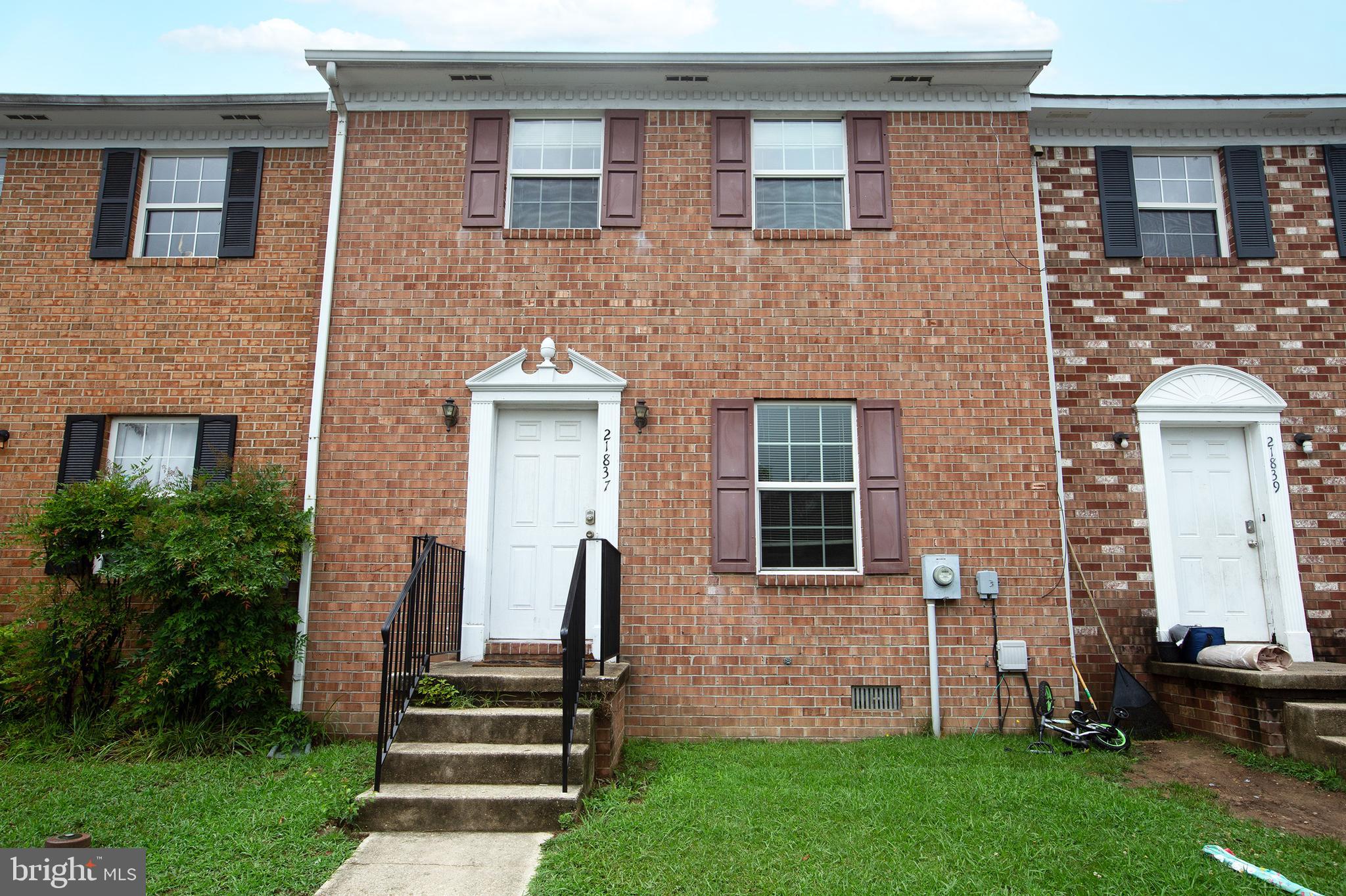 House share situation available in 2 bed 2.5 bath townhome (1120sq ft). The owners suite (193) sq ft and private ensuite bathroom is available now.
Private master bedroom with private bath and 1 assigned parking space. Shared use of kitchen, living room, washer/dryer and fenced back yard patio. Located on bus route. Close to the main gate of Pax River Naval Air Station (2mi). Convenient commute to California, Hollywood, Saint Mary's City, Saint Inigoes (Webster Field Annex) and Leonardtown (Medstar St Marys Hospital).
Utility fee of $168/mo for water/sewer, electric & cable internet.
Trash is provided by the HOA.