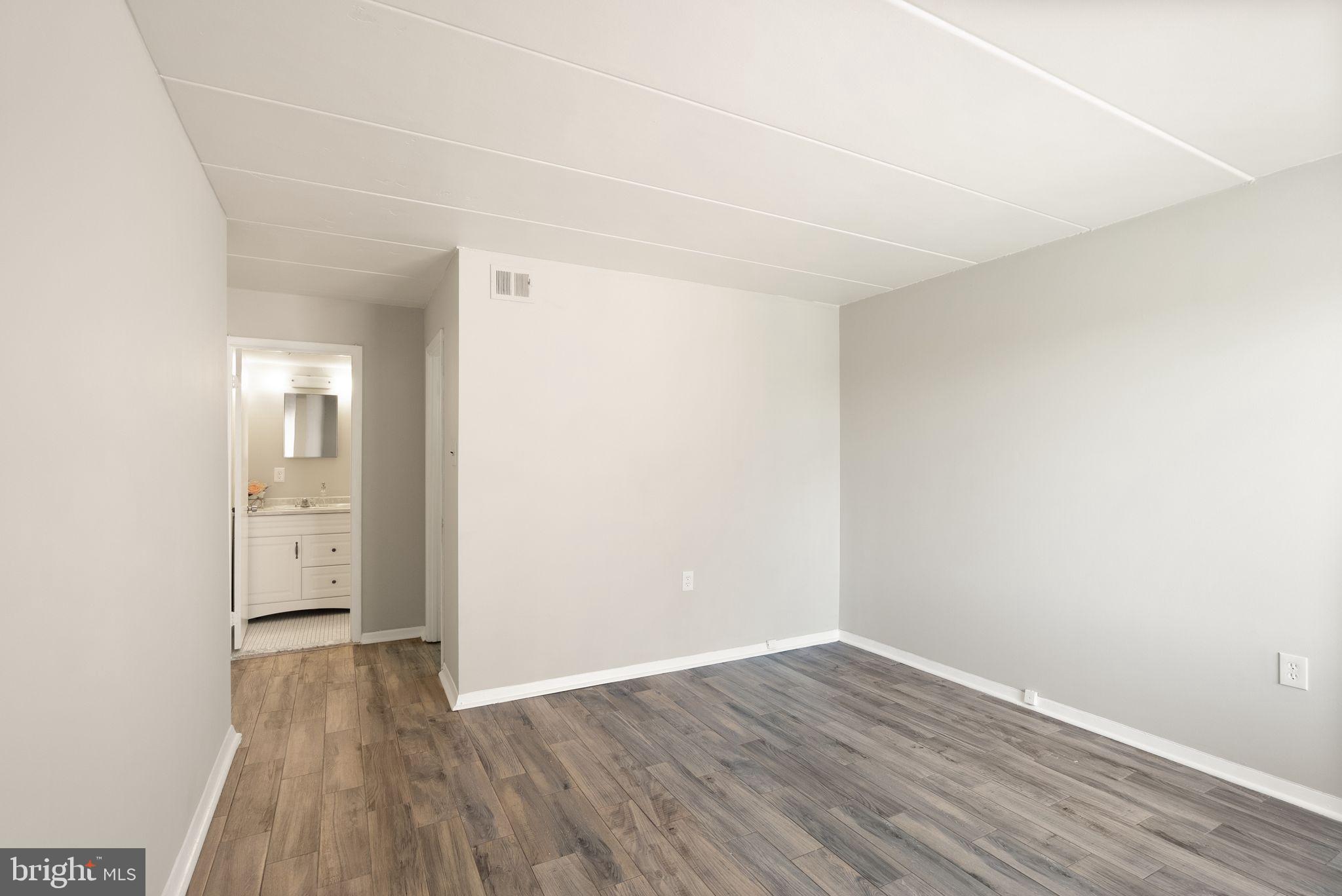 COUNTRY CLUB GREEN - Residential