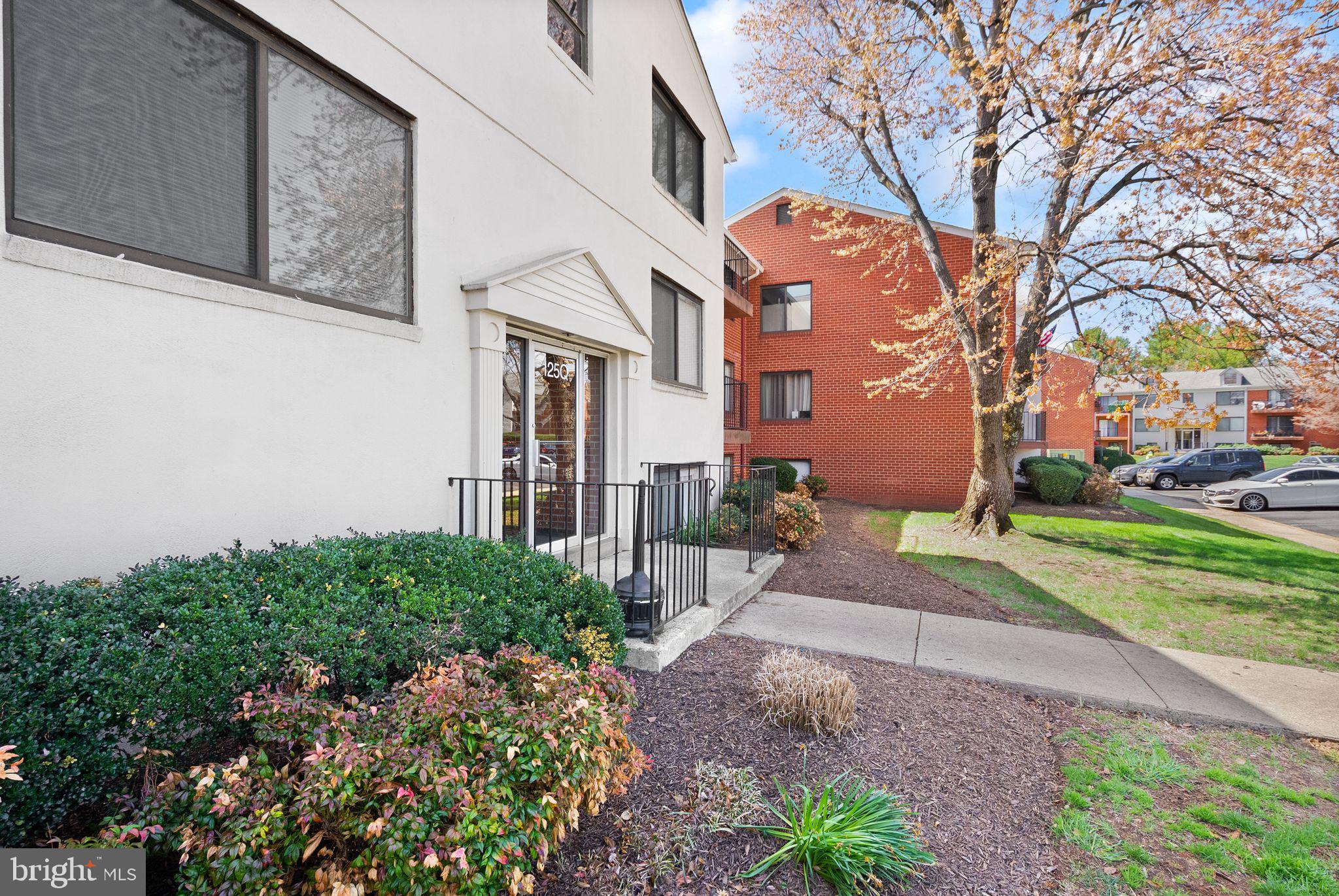 COUNTRY CLUB GREEN - Residential