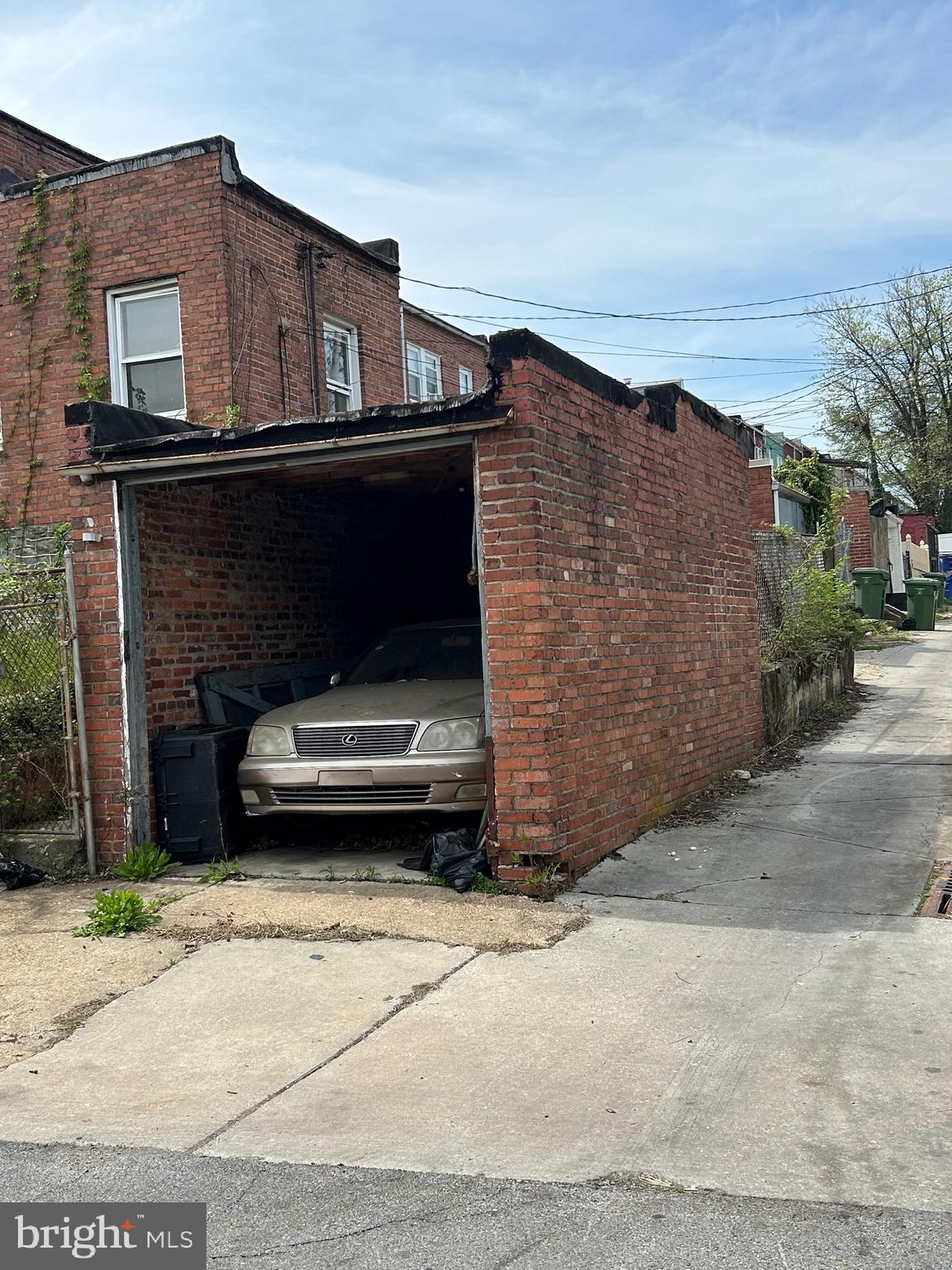 Main image without alt text