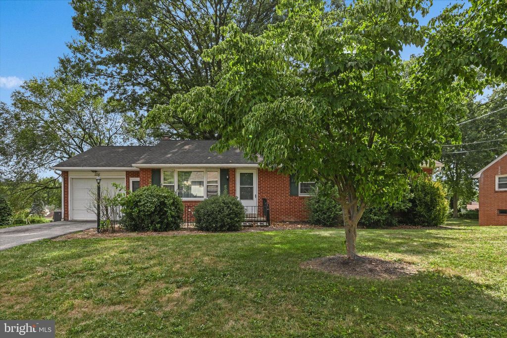 Photo of 226 Tennyson Drive, Lancaster, PA 17602 (MLS # PALA2054272)