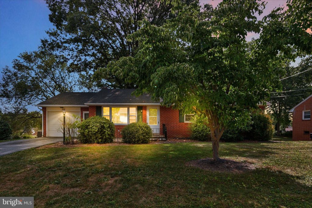 Photo of 226 Tennyson Drive, Lancaster, PA 17602 (MLS # PALA2054272)