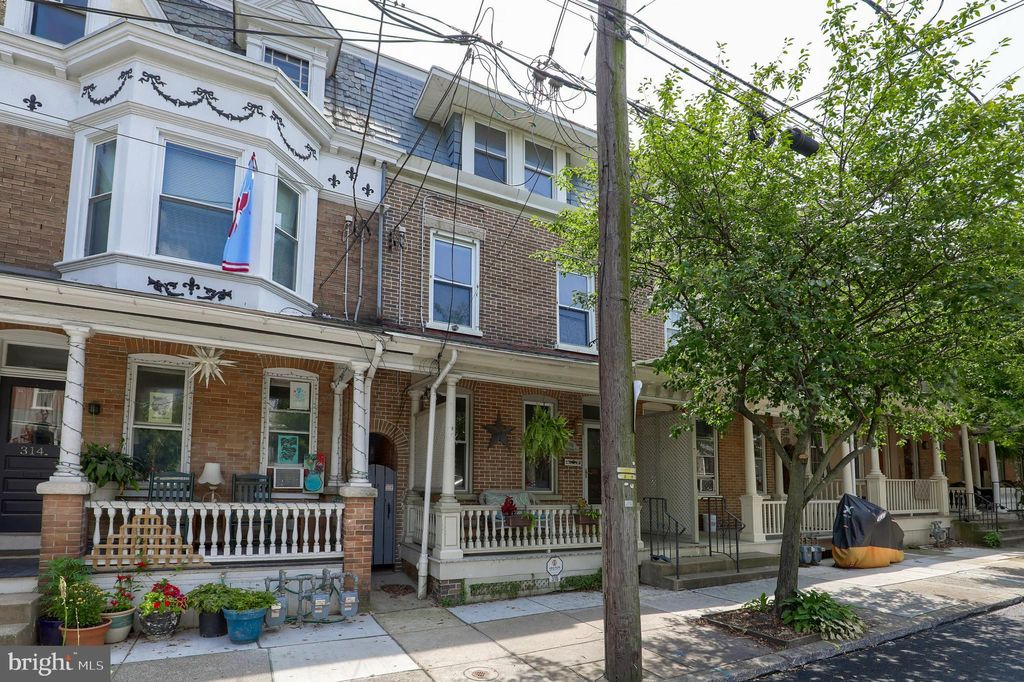 Photo of 316 W LEMON ST, LANCASTER, PA 17603 (MLS # PALA2038454)