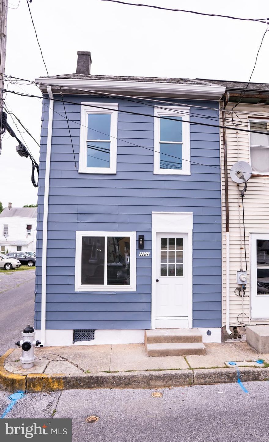 Come check out this single family home that contains 3 bedrooms, 1 bathroom and  has been newly renovated. This inner city gem has a dining room, living room, kitchen , washer and dryer hookup , and off street parking.