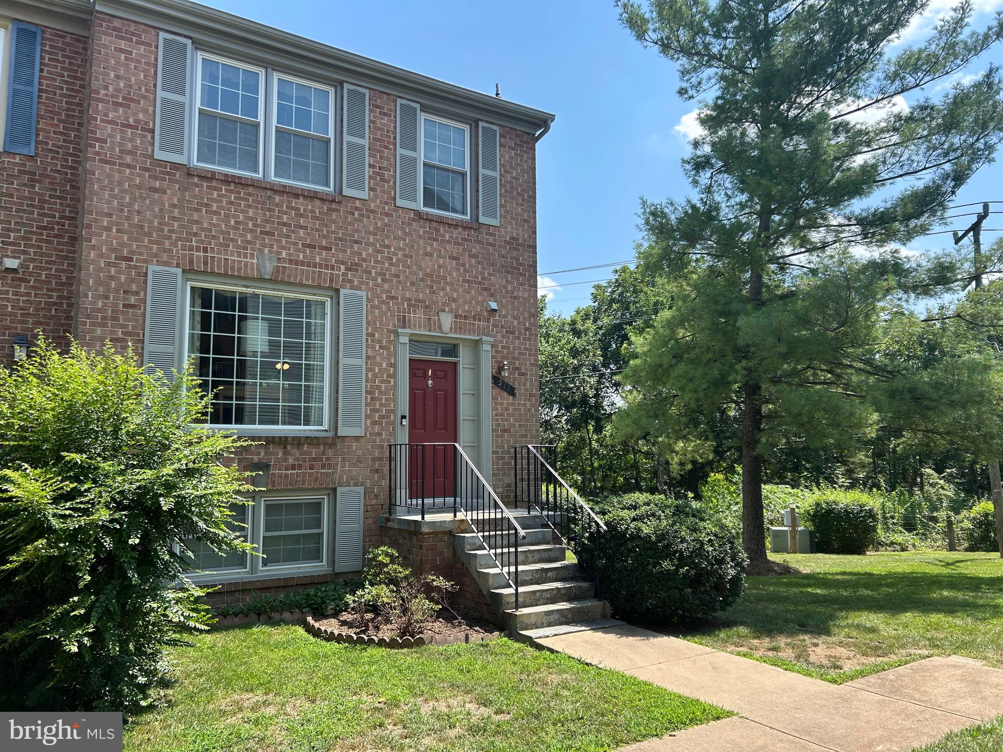 Managed by Owner. 1 Bedroom for rent with connected full bathroom in close proximity to downtown Leesburg. Owner to share access to appliances in main house such as laundry and access to kitchen. Bedroom comes with mini fridge, coffeemaker, and 55' TV w/ stand. All utilities are included in rent + internet.