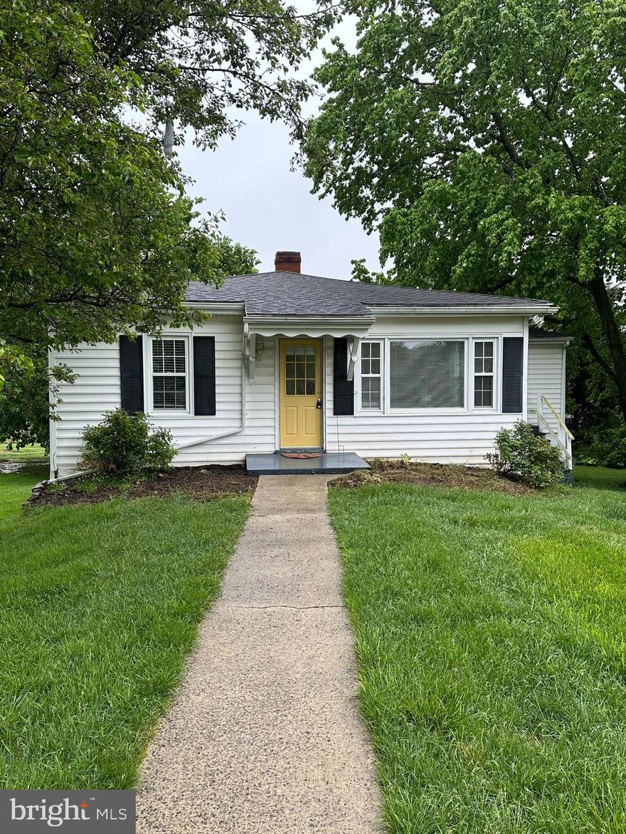 Lovely One level living in Walkersville. Carriage House with beautiful upgrades. Gourmet kitchen with SS appliances and granite counters. 3 beds and  1 bath.  Big yard, plenty of parking. Landlord pays all utilities, except cable. Beautful setting! This is only the top floor of the house. 620 or higher credit score. NO PETS