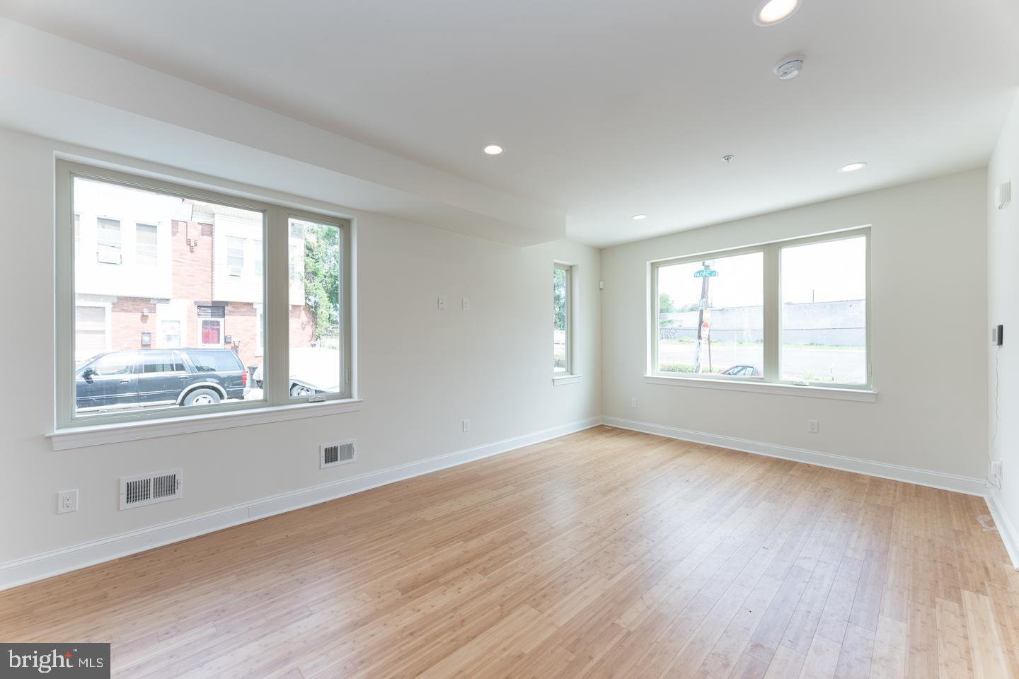 PORT RICHMOND - Residential Lease