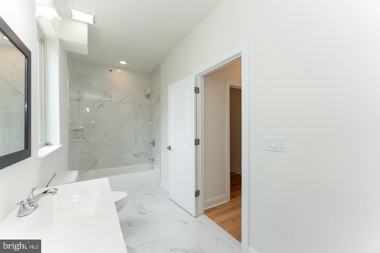 PORT RICHMOND - Residential Lease