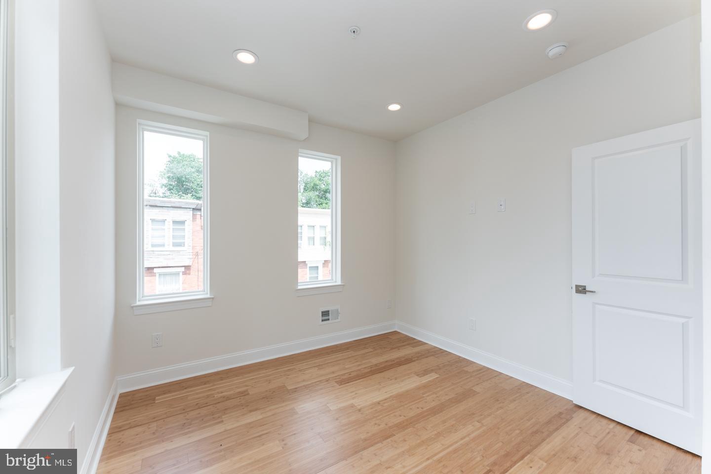 PORT RICHMOND - Residential Lease