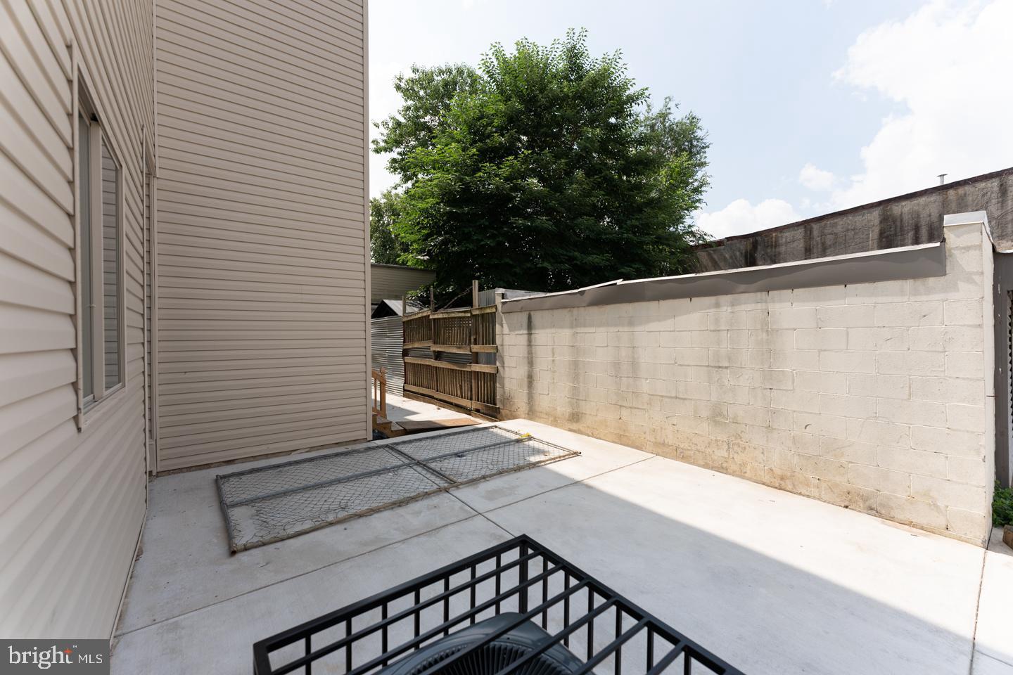 PORT RICHMOND - Residential Lease