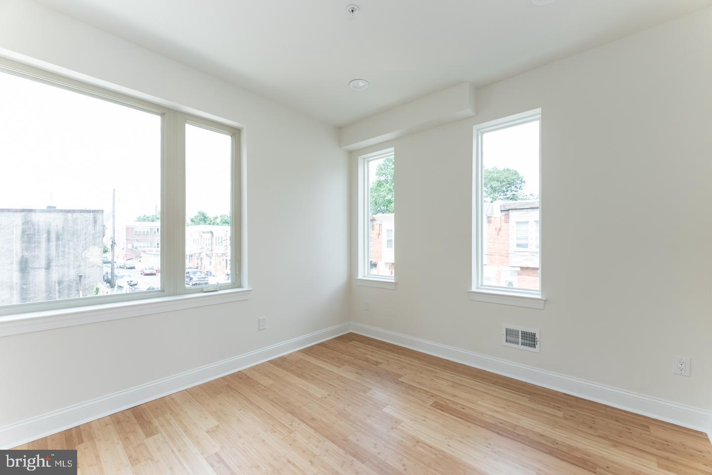 PORT RICHMOND - Residential Lease