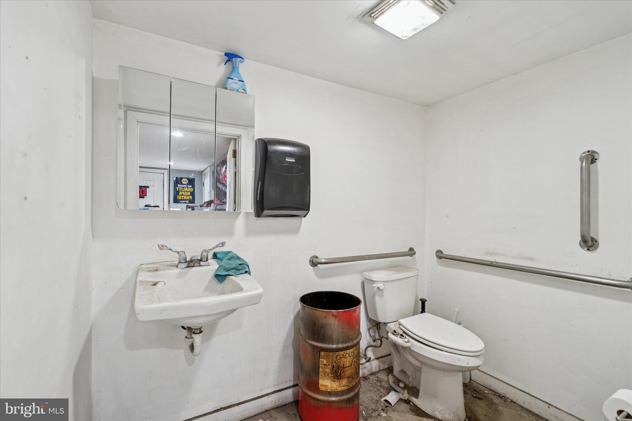 Main image without alt text