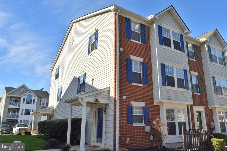 Move in conditions in this end unit townhouse condo, close to everything.
Fresh paint and close to major routes, Amtrak and more.