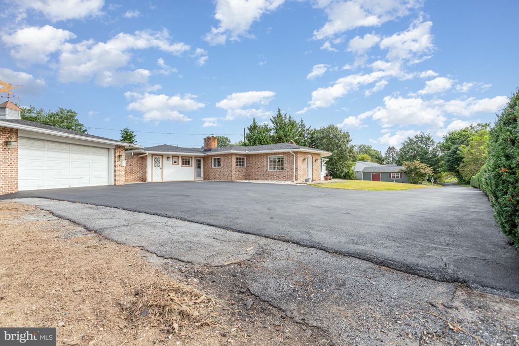 Photo of 132 Sunny Slope Lane, MANHEIM, PA 17545 (MLS # PALA2076384)