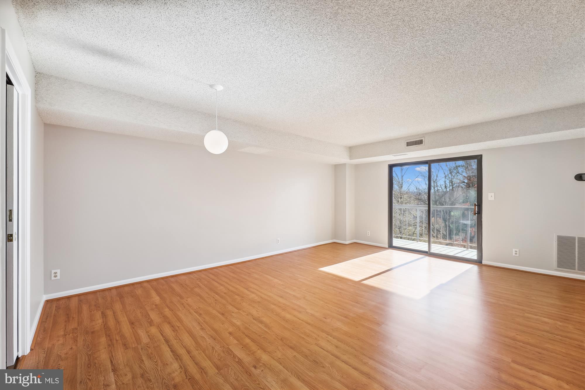 LAKESIDE PLAZA - Residential Lease